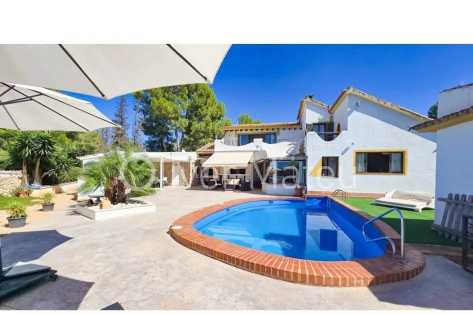 CHALET UNIFAMILIAR DE GRANDES DIMENSIONES CON PISCINA EN COSTA DE LA CALMA