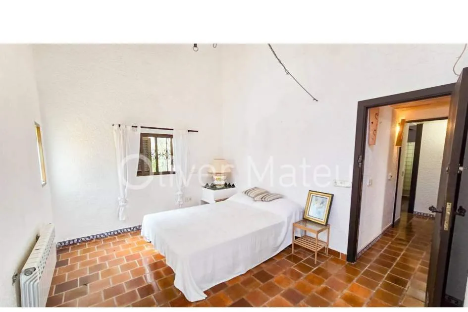 CHALET UNIFAMILIAR DE GRANDES DIMENSIONES CON PISCINA EN COSTA DE LA CALMA