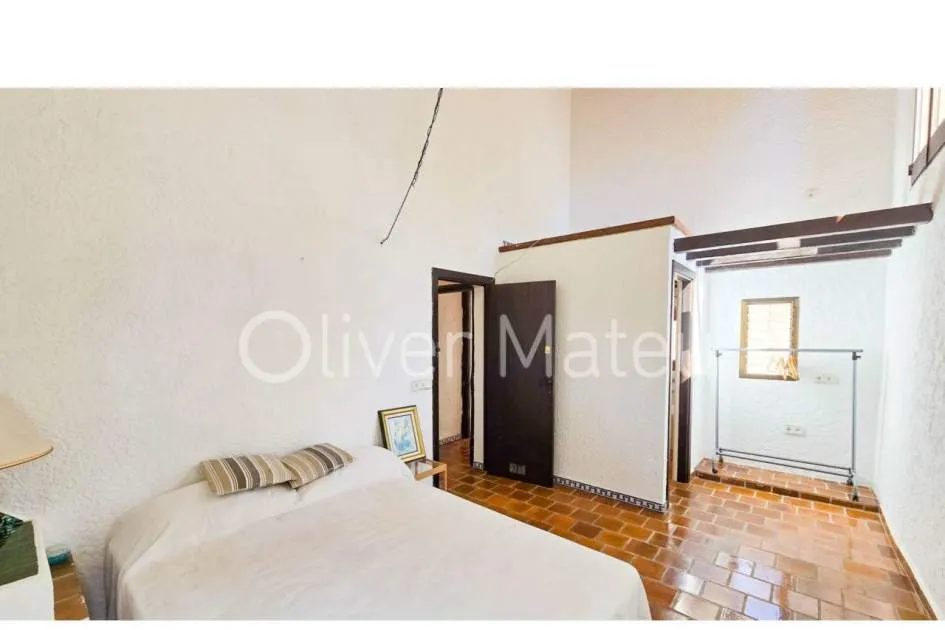 CHALET UNIFAMILIAR DE GRANDES DIMENSIONES CON PISCINA EN COSTA DE LA CALMA