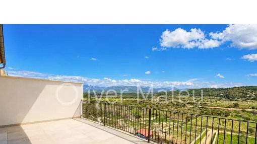 CHALET ADOSADO  CON ASCENSOR, TERRAZA ,  JARDÍN, GARAJE Y VISTAS DESPAJADAS AL CAMPO