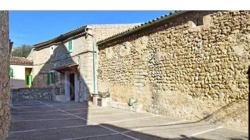 OPORTUNIDAD CASA MALLORQUINA EN SELVA CON PATIO-TERRAZA Y GARAJE PROPIO