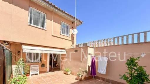 ADOSADO ESQUINERO CON TERRAZA Y GARAJE