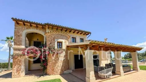 VILLA CON LICENCIA ETV, DOS CASAS DE INVITADOS Y ESTABLOS