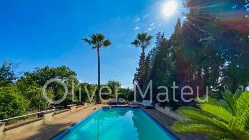 CASA DE PUEBLO CON JARDÍN Y PISCINA