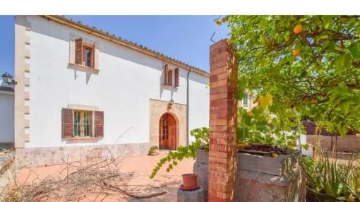CASA MALLORQUINA DE DOS PLANTAS CON GARAJE, TERRAZA Y SOLAR DE 1075 M ² EN ESTABLIMENTS