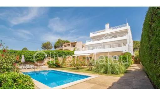PLANTA BAJA JUNTO A LA PLAYA CON PISCINA COMUNITARIA Y JARDÍN PROPIO EN PORTO COLOM