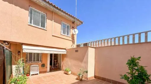ADOSADO ESQUINERO CON TERRAZA Y GARAJE
