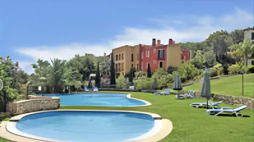 Apartamento dúplex con terraza y jardín en Santa Ponsa