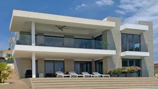 Moderna villa con vistas panorámicas en Nova Santa Ponsa