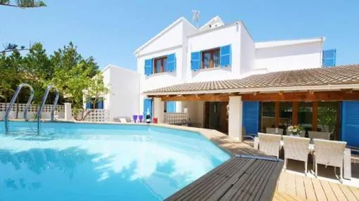 Villa con apartamentos de invitados y piscina en Sa Coma