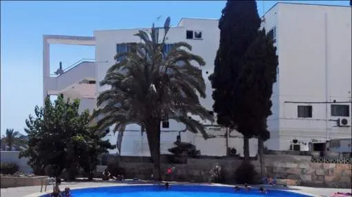 Acogedora planta baja en una residencia con piscina en Santa Ponsa