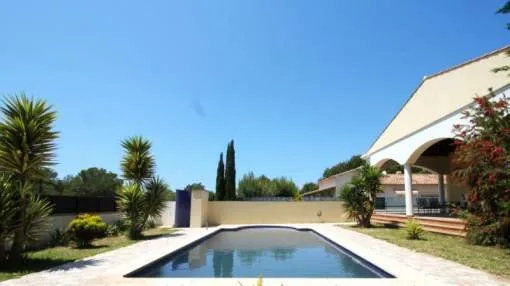 Villa de estilo clásico con piscina en Costa de la Calma