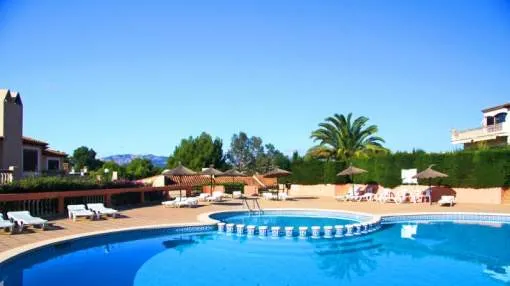 Reformado dúplex con piscina y vistas a las montañas en Santa Ponsa