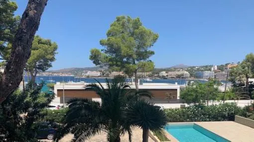 Villa de estilo mediterráneo con piscina y vistas al mar en Santa Ponsa