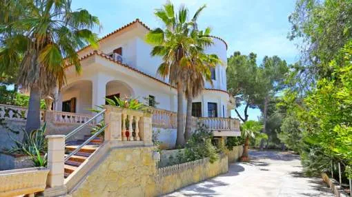 Villa de estilo mediterráneo con vistas parciales al mar en Santa Ponsa