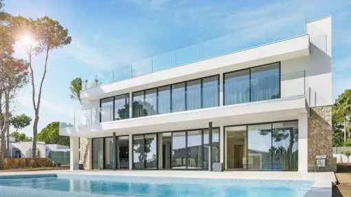 Villa de estilo contemporáneo con vistas parciales al mar en Sol de Mallorca