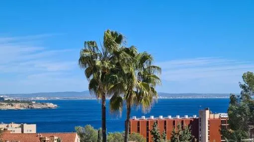 Apartamento con jardín privado y vistas al mar en Cas Catalá