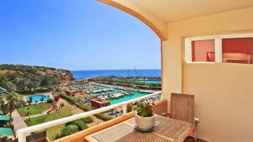 Maravilloso apartamento con vistas al mar y la marina en El Toro