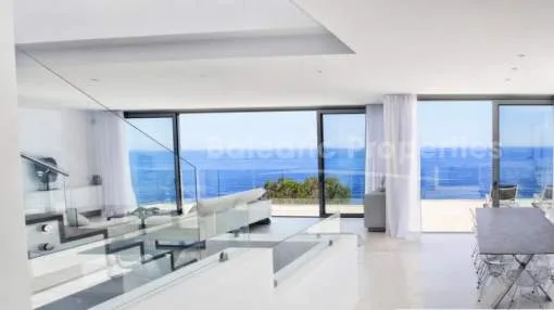 Moderna villa en primera linea con vistas a la venta en Canyamel, Mallorca