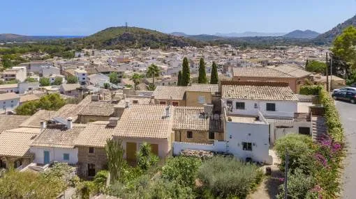 Encantadora casa de pueblo con mucho carácter y potencial en venta en Pollensa, Mallorca