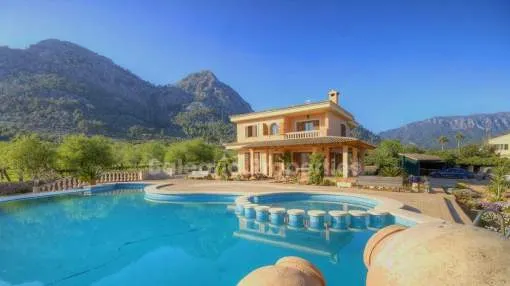 Preciosa villa de 400m2 en solar de 7000m2, con piscina y zona verdes en Bunyola