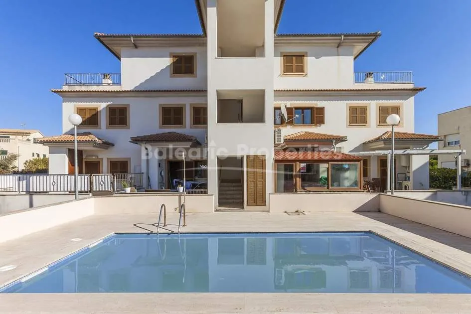 Estupendo duplex con piscina comunitaria en venta en Puerto de Alcudia, Mallorca