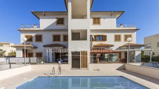 Estupendo duplex con piscina comunitaria en venta en Puerto de Alcudia, Mallorca