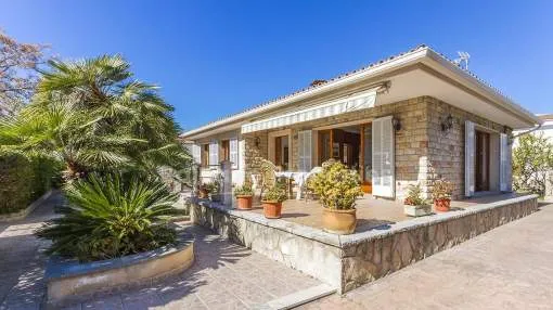 Esta preciosa villa, situada muy cerca de la playa, se vende en el Puerto de Alcudia, Mallorca