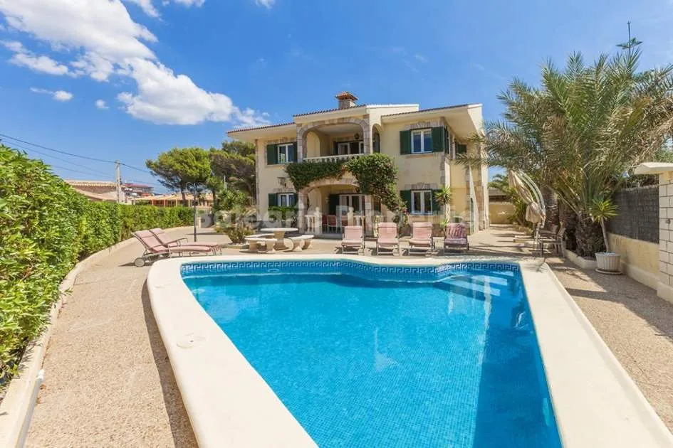 Villa en venta situada sobre el Port Adriano y las islas Malgrats