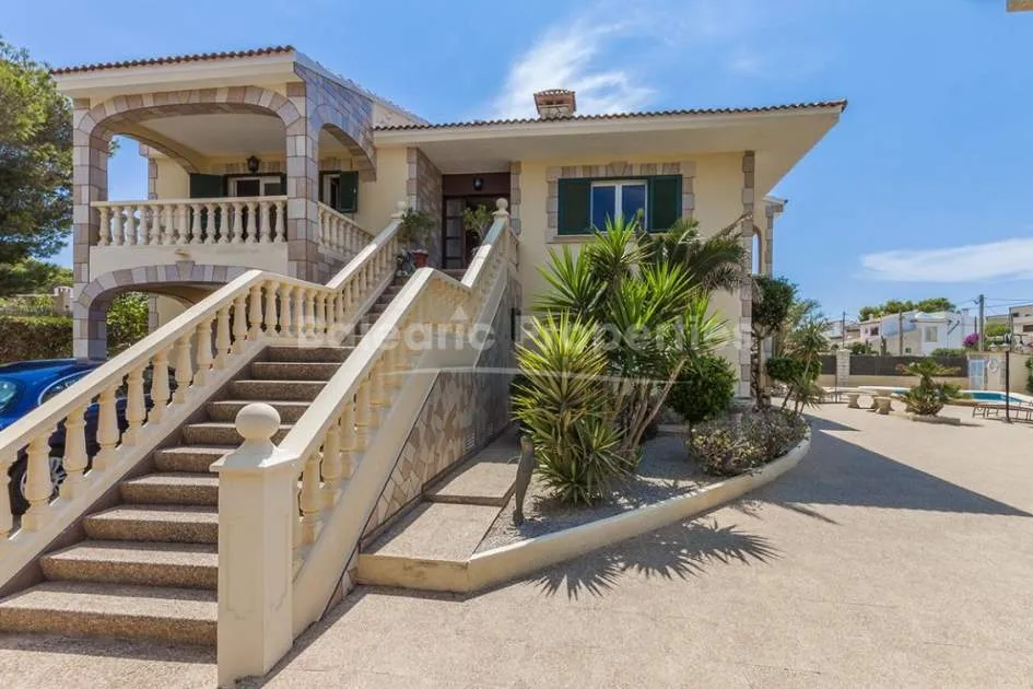 Villa en venta situada sobre el Port Adriano y las islas Malgrats
