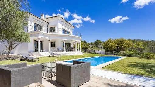 Villa con vistas al mar y licencia de alquiler en venta en Cala Vinyas, Mallorca