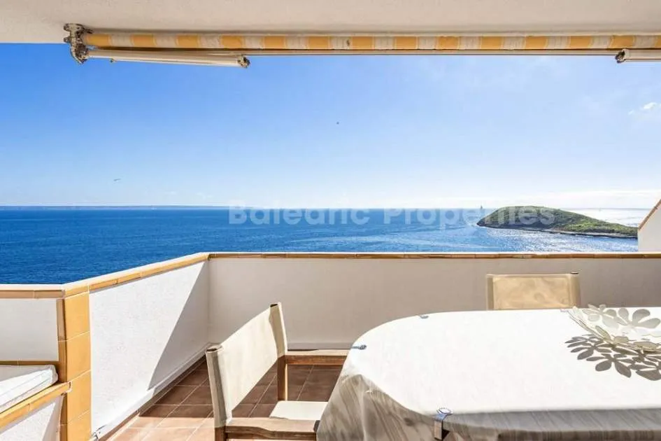 Apartamento de tres dormitorios en primera línea con vistas al mar en venta en Torrenova, Mallorca