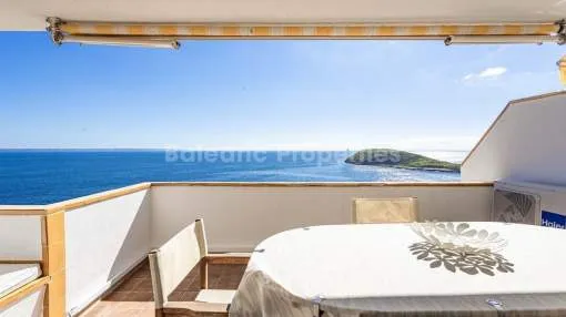 Apartamento de tres dormitorios en primera línea con vistas al mar en venta en Torrenova, Mallorca