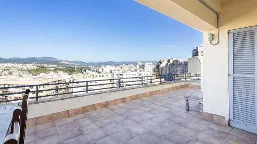 Apartamento ático con vistas a la ciudad en venta en Palma, Mallorca