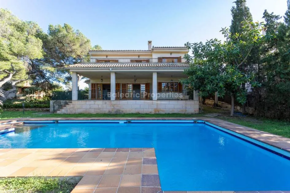 Amplia casa familiar con vistas al mar, en venta en Cala Blava, Mallorca