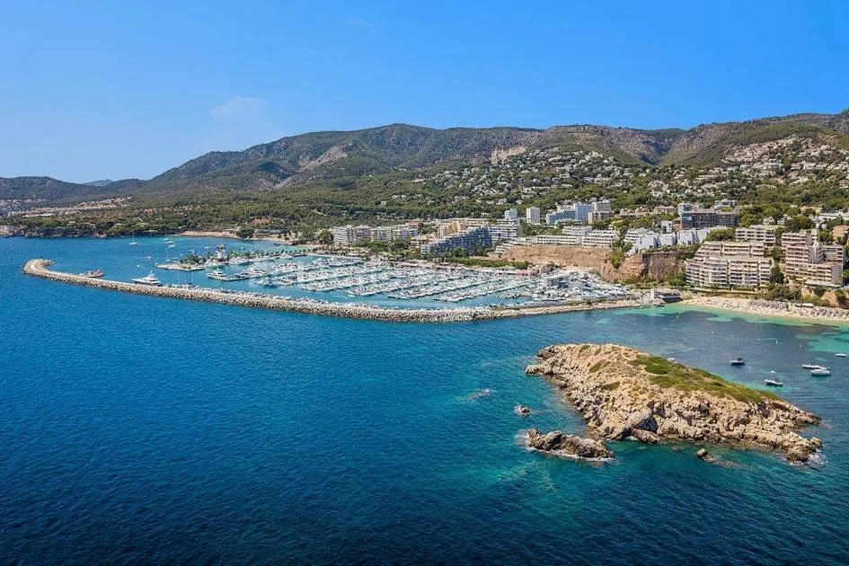 Apartamento renovado con vistas al mar en venta en Puerto Portals, Mallorca