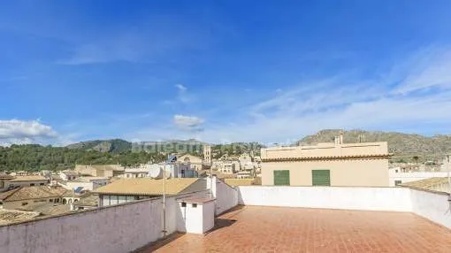 Apartamento en venta con vistas a la montaña en el centro de Pollensa, Mallorca