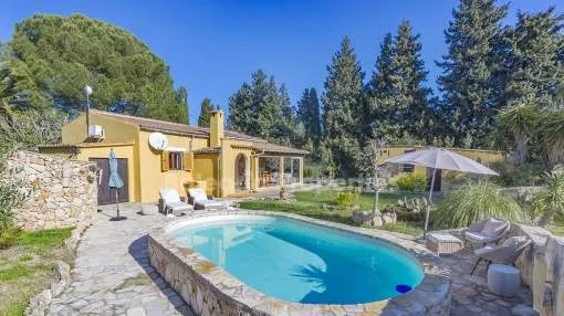 Encantadora villa con vistas a la montaña y piscina en venta cerca de Pollensa, Mallorca