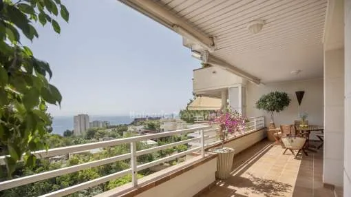 Apartamento con vistas al mar y piscina comunitaria, en venta en Cas Català, Mallorca