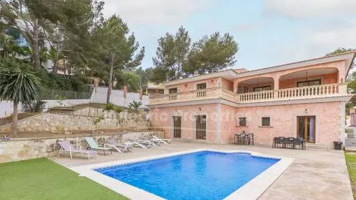 Villa con licencia de alquiler vacacional, en venta cerca de las playas en Palmanova, Mallorca