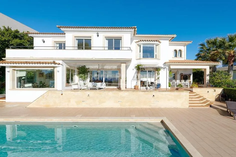 Impresionante villa mediterránea con vistas al mar en venta en Bendinat, Mallorca
