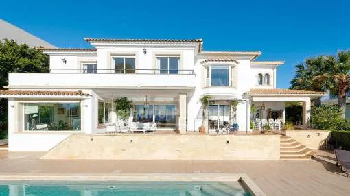 Impresionante villa mediterránea con vistas al mar en venta en Bendinat, Mallorca