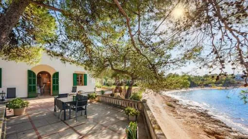 Increíble villa en primera línea con licencia de vacaciones en venta en Alcudia, Mallorca
