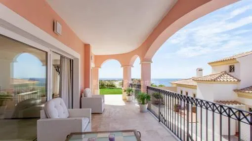 Elegante apartamento con jardín y vistas al mar en venta en Puerto Andratx, Mallorca