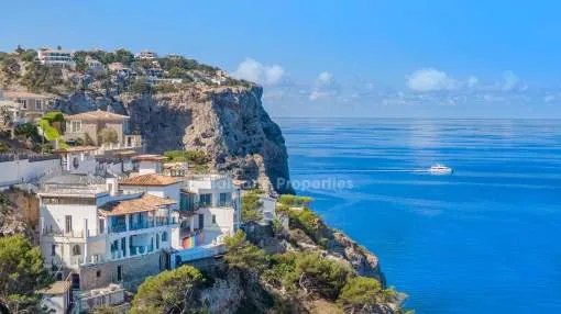 Atractiva villa en primera línea en venta con enorme potencial en Puerto Andratx, Mallorca