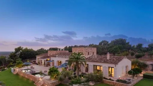 Lujosa villa de campo con vistas al mar en venta cerca de Santanyí, Mallorca