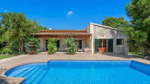 Villa familiar con atractiva fachada de piedra y piscina en venta cerca de Pollensa, Mallorca