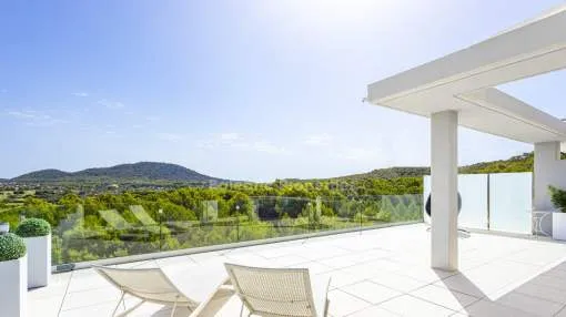 Moderno penthouse con vistas panorámicas en venta en Santa Ponsa, Mallorca