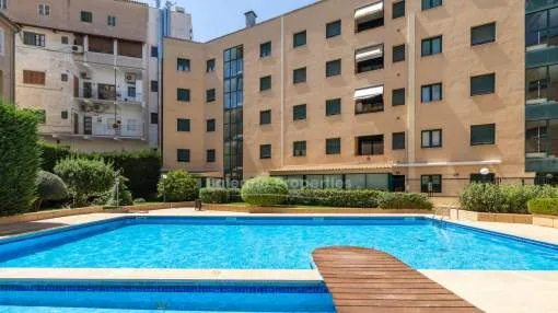 Elegante apartamento con piscina comunitaria en venta en el Casco Antiguo de Palma, Mallorca