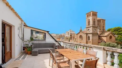Ático con vistas al mar y terrazas en venta en Palma, Mallorca